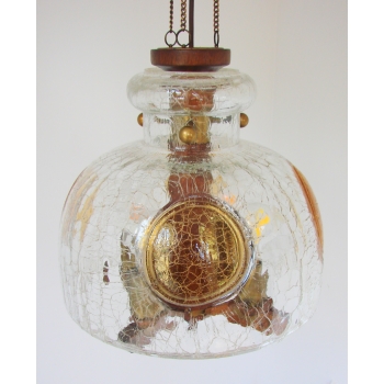 Zbliżenie szklanego klosza lampy crackle